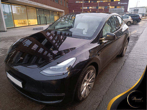 Private airport transfer with a Tesla (Reykjavík - KEF International Airport)