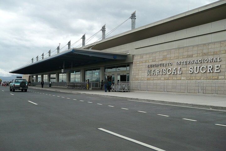 Private car transfer from airport to Quito city (one way)