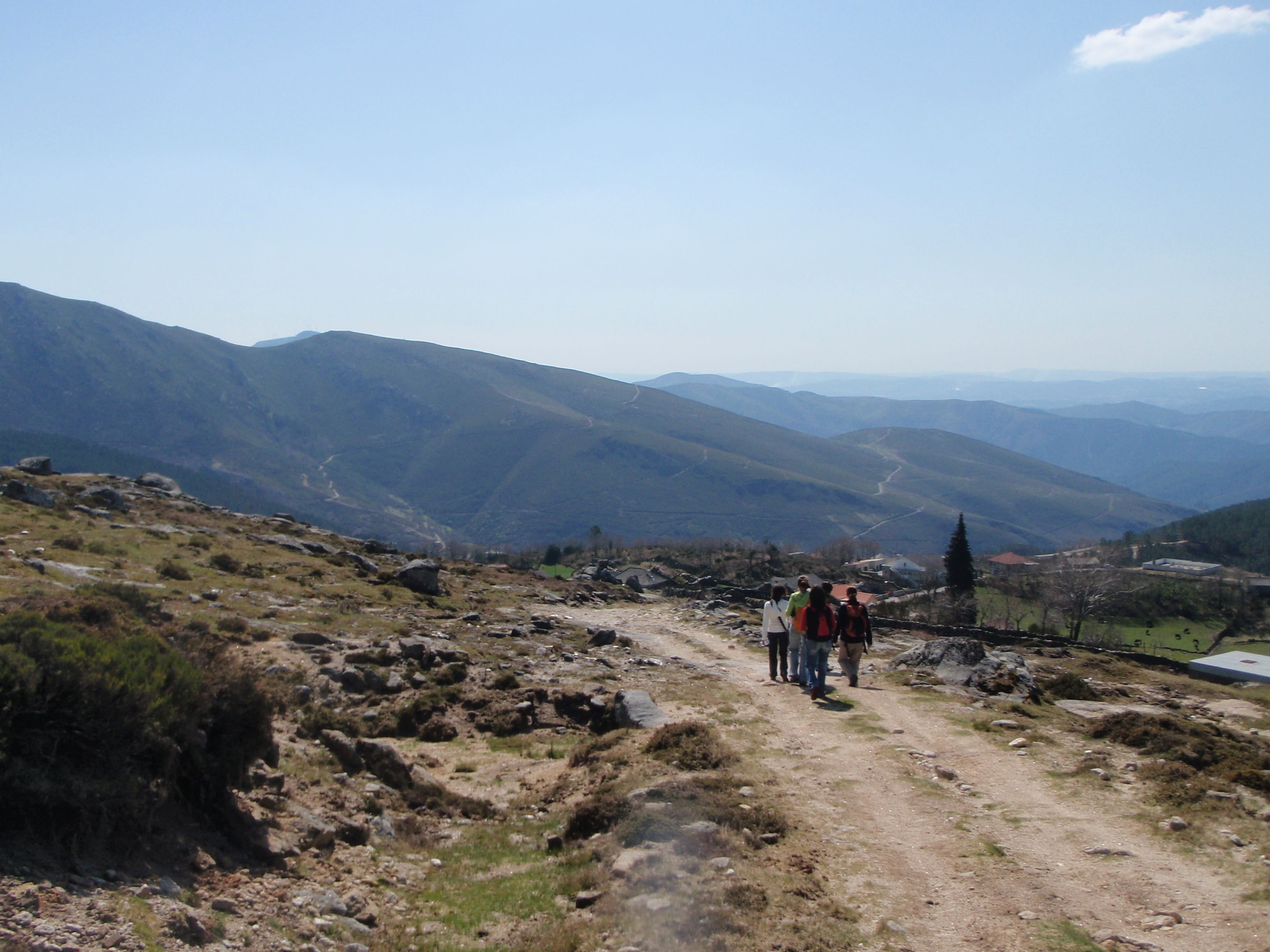 La gente camina por el sendero con la Serra do Alvão como telón de fondo