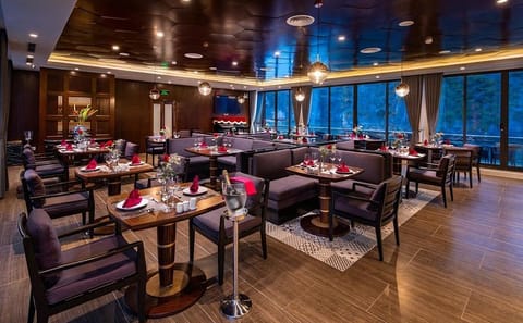 5 Stars Cruise 3d-2n: Biking,Golf,Cave,Meals, Kayak, Jacuzzi Pool