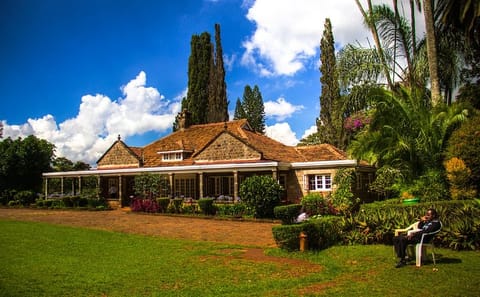 Private Tour of Karen Blixen, Elephant Orphanage & Giraffe Center in Nairobi