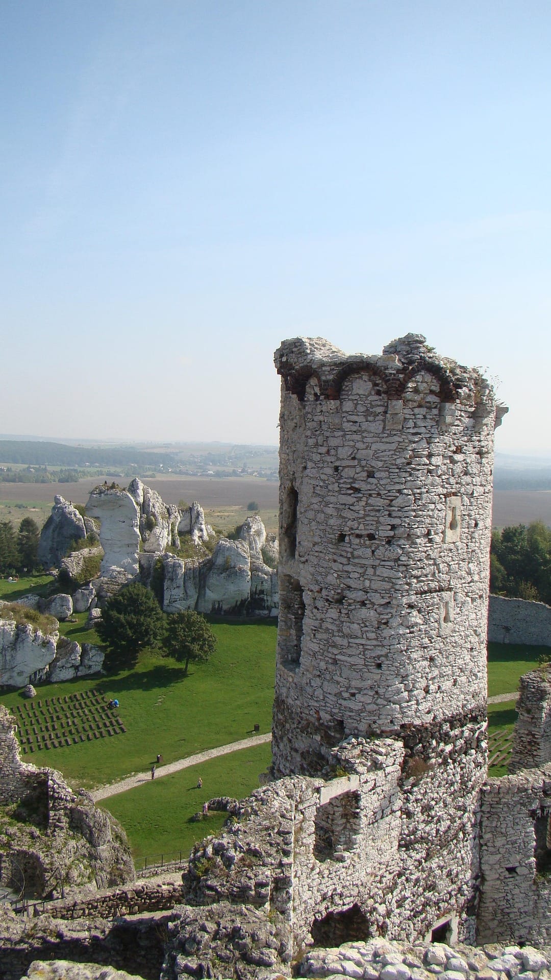 Ogrodzieniec Castle tower — limestone fortification against blue sky