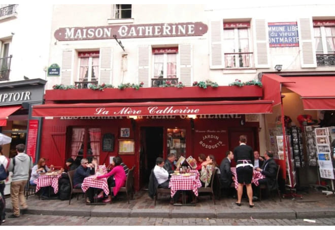 Paris: Private Montmartre Walk from Moulin Rouge to Sacré-Cœur