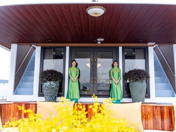 Ha Long Symphony Cruise Luxury Day Tour from Harbor with Pick up