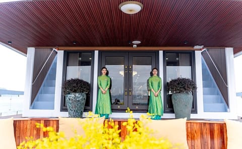 Luxury Day Tour of Halong Bay with Cruise and Activities