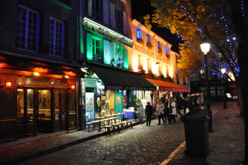Montmartre Guided Tour with Dinner and Cabaret Show