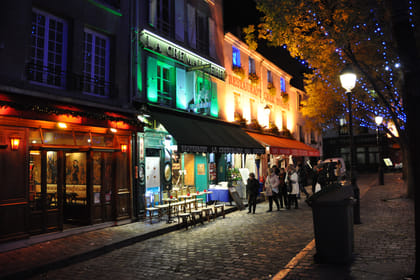 Guided Tour of Montmartre with Dinner and Traditional Cabaret
