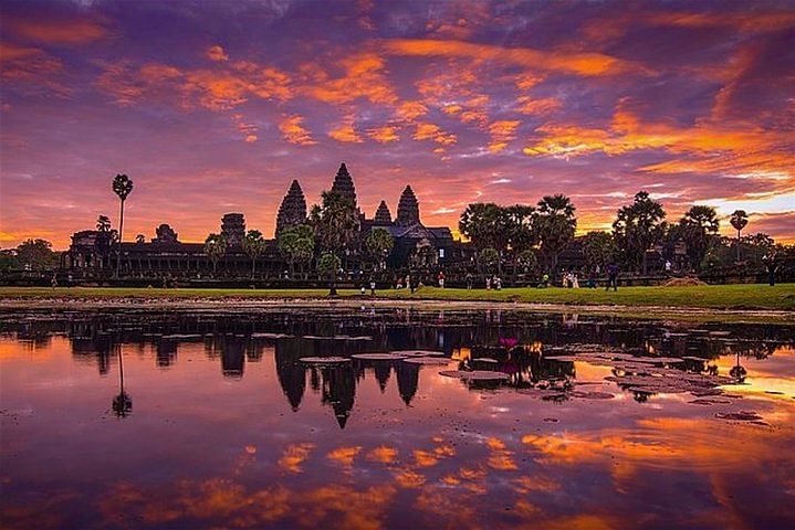 Highlights of Siem Reap & Phnom Penh: Temples, Culture & Relaxation