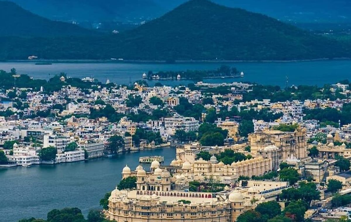 Udaipur Sightseeing and Boat Ride Tour