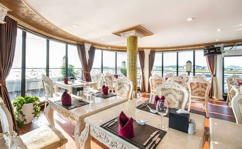 Luxury Halong Bay 2 Days Cruise ( Sung Sot Cave – Titov Island )