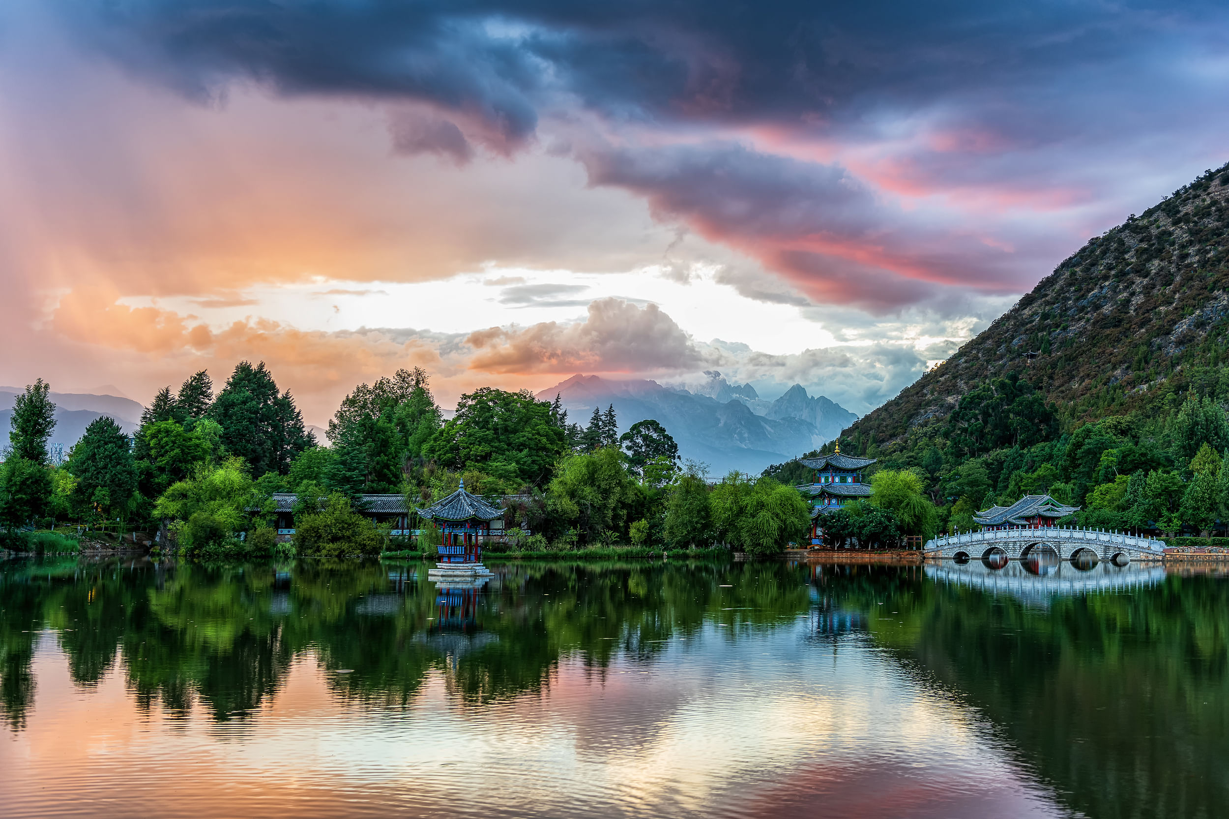Black Dragon Pond in the ancient city of Lijiang