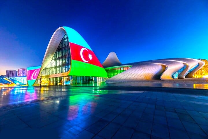 Baku-night-tour-panoramic-city-Heydar-Aliyev-centre