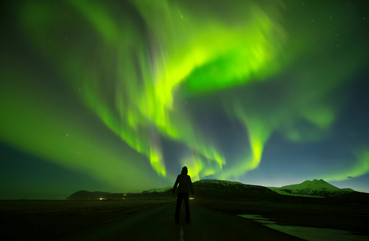 Reykjavík: Northern Lights Small-Group Tour by Sprinter with Photos & Cocoa, by Nordur Travel Services