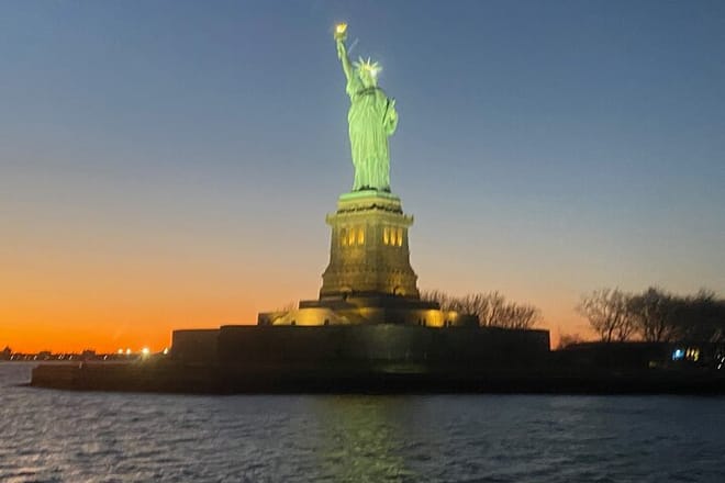 NYC: Valentine's Day Sunset Cruise with Buffet Dinner