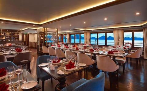 Athena Cruise – Luxury Overnight Cruise in Halong Bay 2D1N Tour
