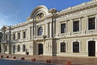 La primera persona que se refiri&oacute; a Santa Marta como La Perla de Am&eacute;rica fue el padre Antonio Juli&aacute;n en el siglo XVIII impresionado por imponentes paisajes y caracter&iacute;sticas geogr&aacute;ficas y naturales.
