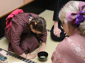 Guests enjoy the tea ceremony in a simple tea room with a sense of wabi. Be entertained at the risk of your life.