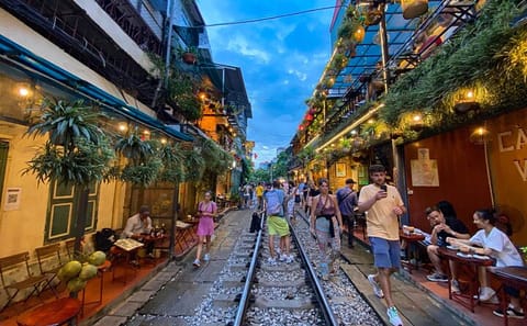 Hanoi Vespa Sunset Tour with Local Cuisine and Train Street