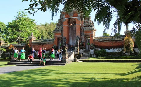 Bali Day Trip to Tanah Lot and Taman Ayun with Sunset Views