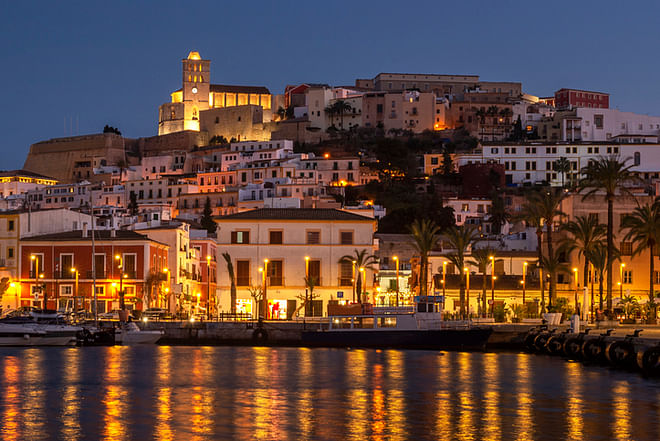 Descubre la Ibiza más Auténtica: Paseo Nocturno por Dalt Vila (desde el Occidental Ibiza)