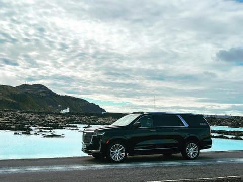 Private Transfer: Keflavik Airport → Reykjavík Cadillac Escalade ESV 600 (SUV 5 Pax), photo 3