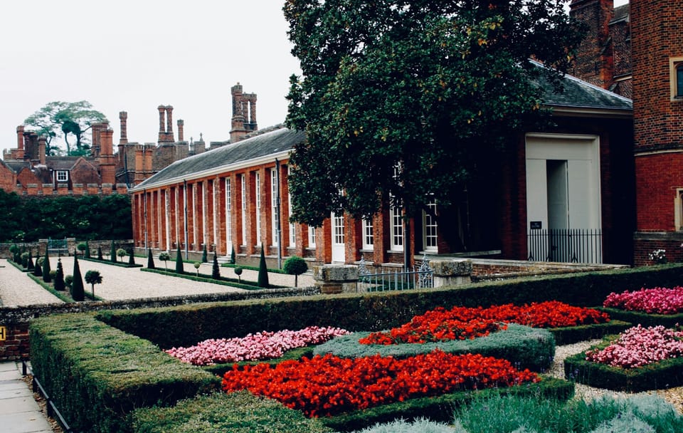 Day Trip to Hampton Court Palace from London by Minivan