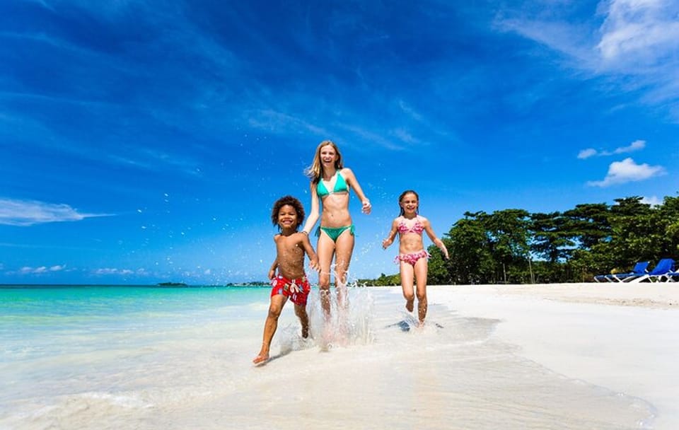 Private Day Trip to Negril's Seven Mile Beach and Rick's Cafe from Falmouth