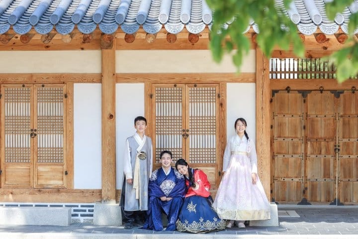 Korea hanbok private photoshoot in gyeongbokgung palace (family/group)