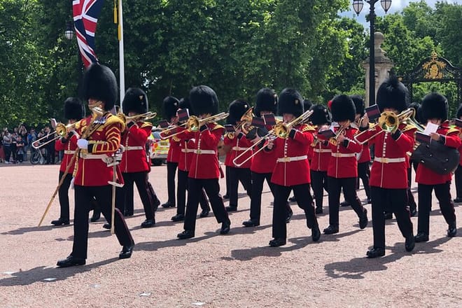 Buckingham Palace Visit & Changing of the Guard Walking Tour