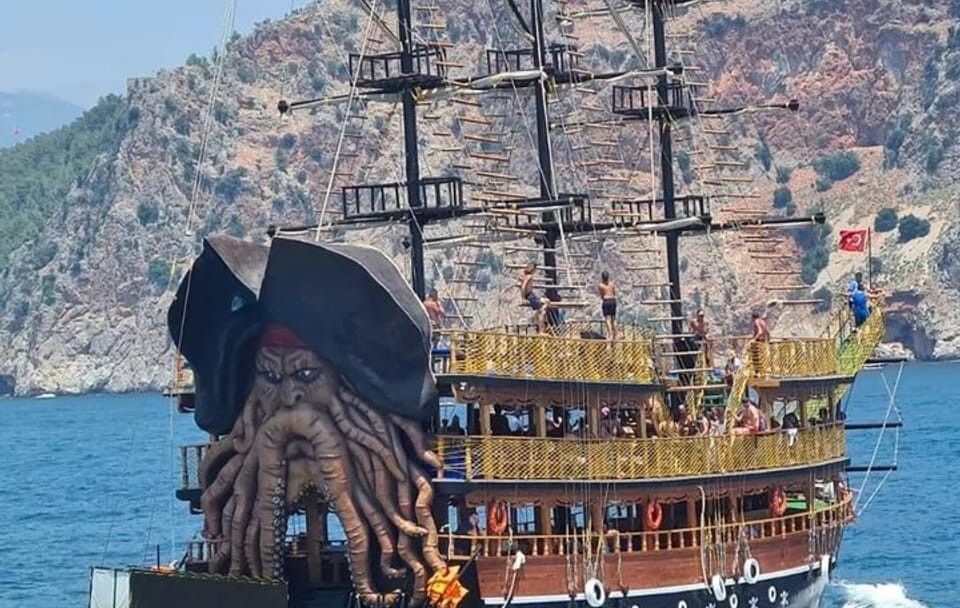 Alanya Pirate Boat Tour with Foam, Lunch, Soft Drinks , Transfer