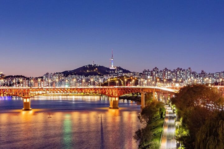 VIP meet‑and‑greet: name board in hotel lobby