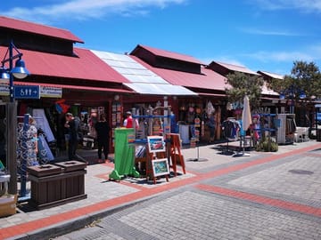 Craft Market close to Whale Watching Boardwalk in Walker Bay