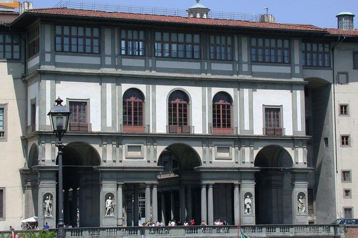 On the top corridor is the Vasari corridor