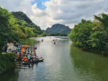 1 Day Luxury Tour to Ninh Binh: Hoa Lu Trang An Mua Cave