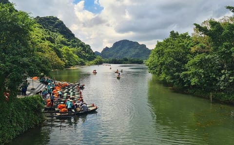 Luxury Day Tour of Ninh Binh: Hoa Lu and Trang An Adventure