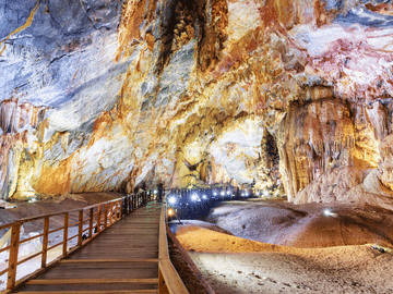 Paradise Cave and Mooc Spring Guided Tour from Dong Hoi