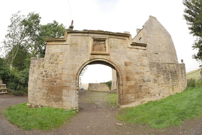 Outlander Lallybroch tours ( Midhope Castle ) , ancestral home of Jamie Fraser
