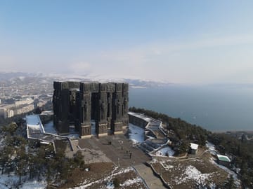 Chronicles of Georgia_the monument near Tbilisi sea