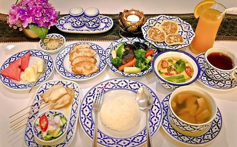 Bangkok Thai Dance Show with Dinner with Private Transfer