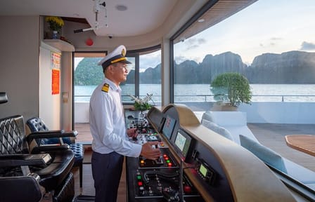 Halong Bay 7-Hour Cruise with Lunch and Kayaking from Hanoi