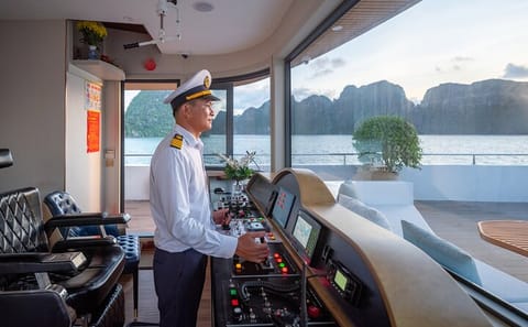 Halong Bay 7-Hour Cruise with Lunch and Kayaking from Hanoi
