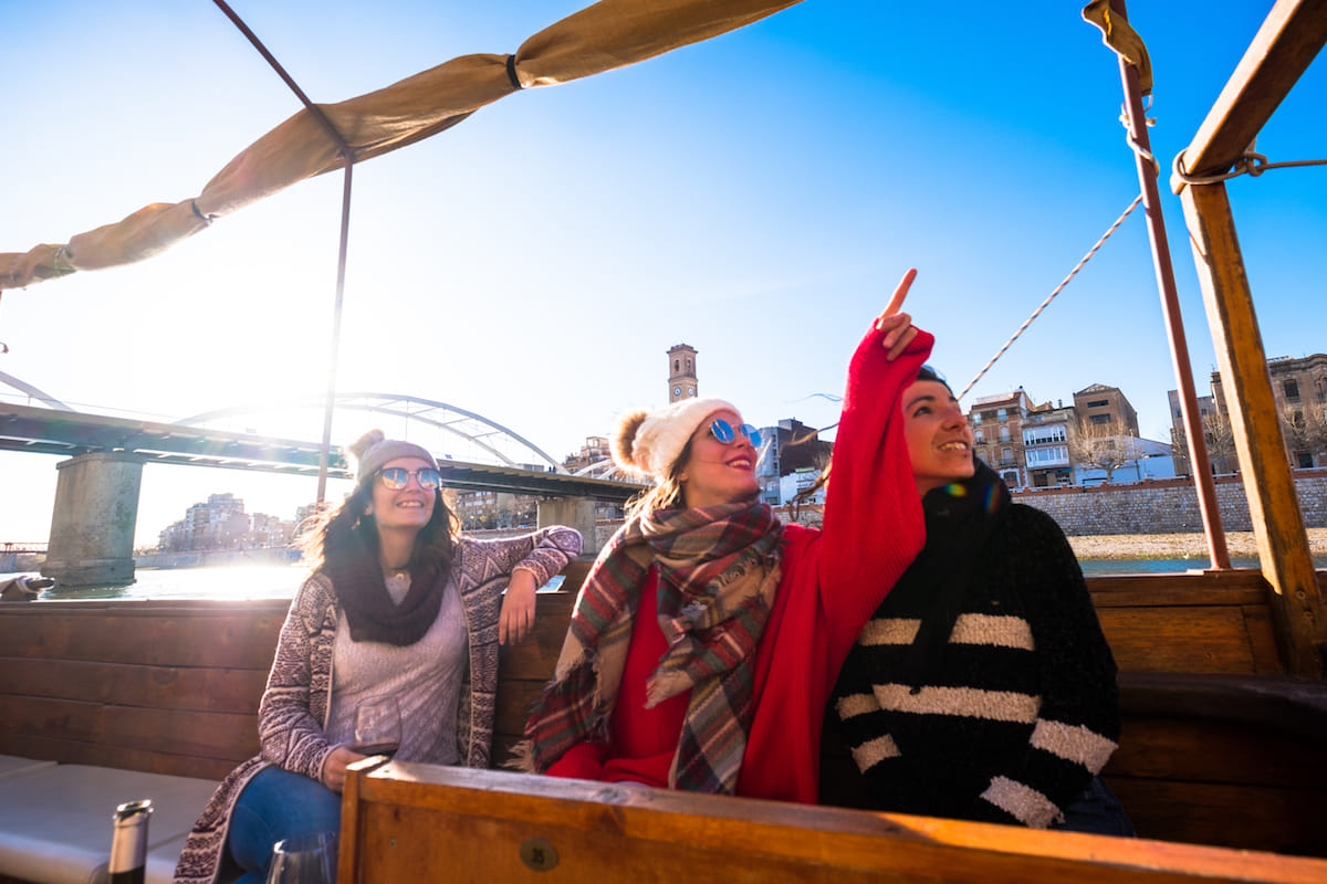 Cruceros por el río Ebro en Tortosa pasando el puente del Estado