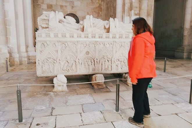 The tomb of Ines de Castro, on the other side her king Pedro I. Monastery of Alcobaça