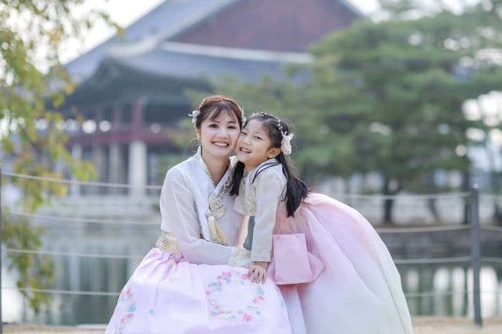 Korea hanbok private photoshoot in gyeongbokgung palace (family/group)