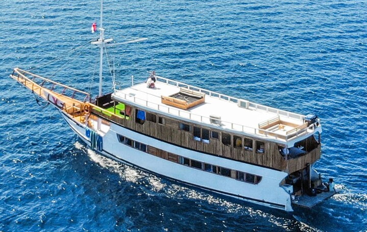 Labuan Bajo 3 Days 2 Nights Sailing Trip in Deluxe Pinisi Boat