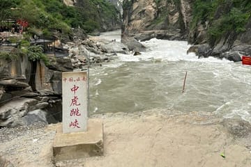 Scenic Drive from Lijiang to Shangri-La via Tiger Leaping Gorge