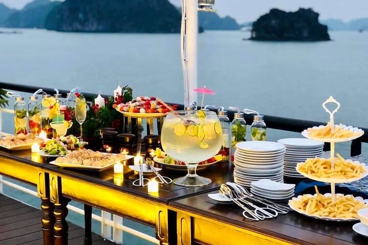 LA CASTA CRUISE - Luxury 5 Star Halong Bay 1 Day - JACUZZI POOL