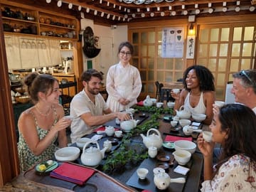 Small Group Seoul Highlights Tour with Hanbok and Tea Ceremony