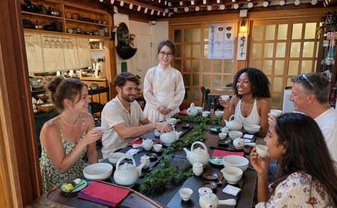 Small Group Seoul Highlights Tour with Hanbok and Tea Ceremony