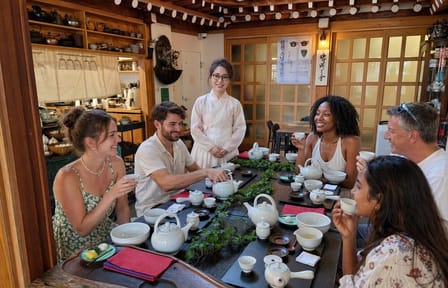 Small Group Seoul Highlights Tour with Hanbok and Tea Ceremony
